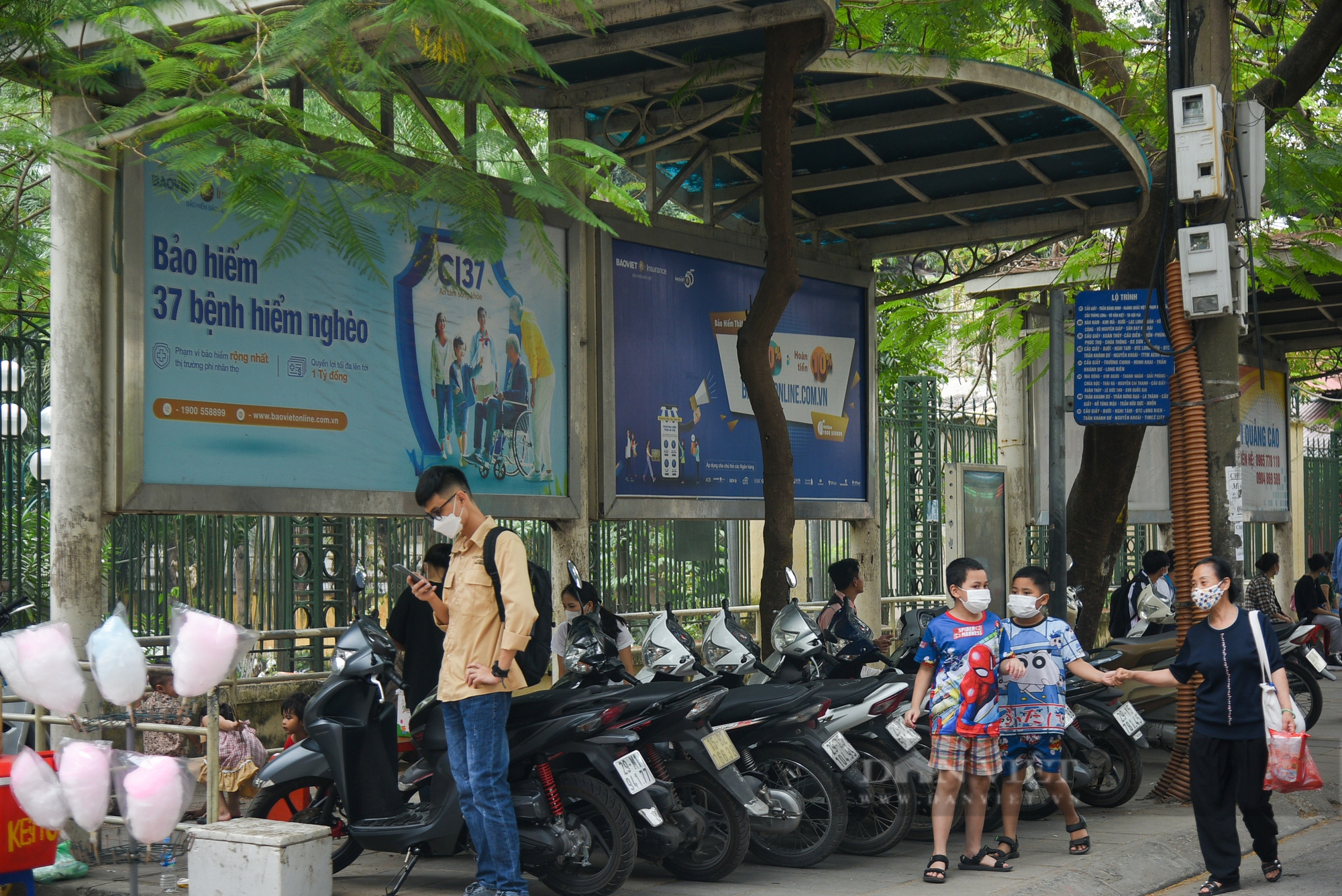 Các nhà chờ xe buýt ở Hà Nội bị &quot;hô biến&quot; thành hàng quán, rác thải bủa vây - Ảnh 9.