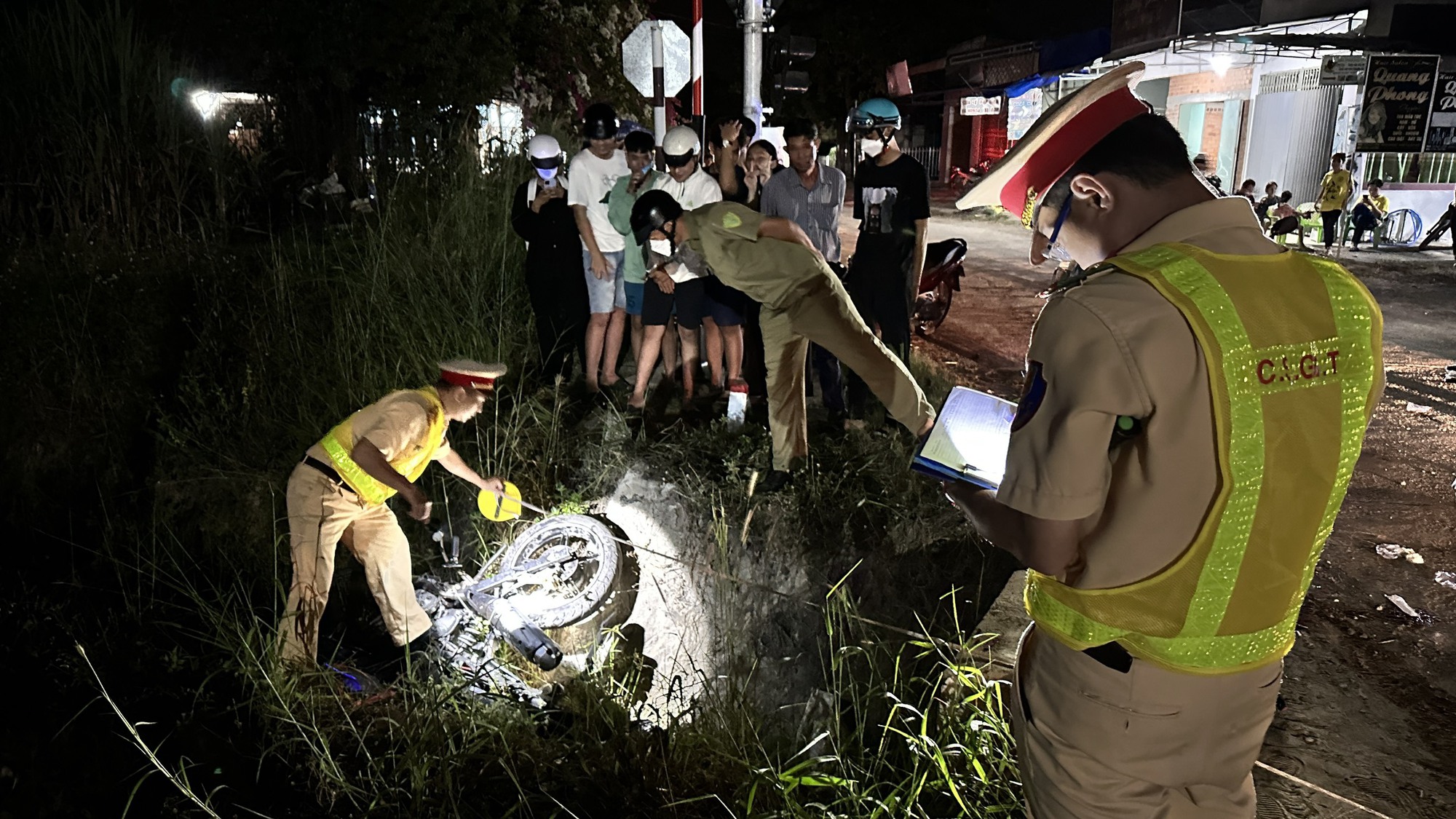 Bình Thuận: Nam thanh niên điều khiển xe máy băng qua đường sắt bị tàu lửa tông bị thương nặng và gãy chân - Ảnh 1.