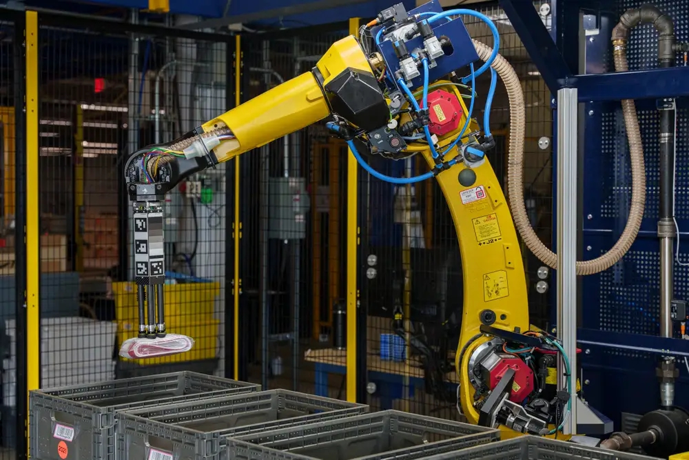 Robot kho hàng mới của Amazon một ngày nào đó sẽ đe doạn nhân công là con người. Ảnh: @AFP.