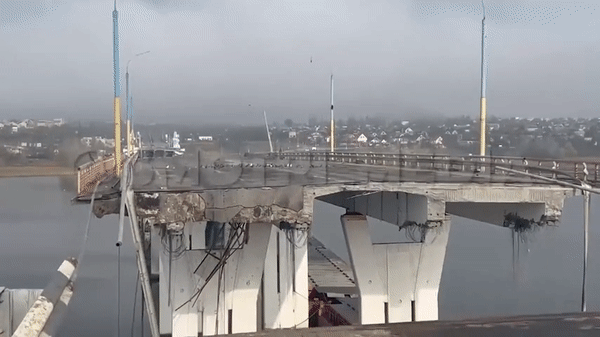 Khoảnh khắc vụ nổ đánh sập cầu trên đập thủy điện Kherson - Ảnh 10.