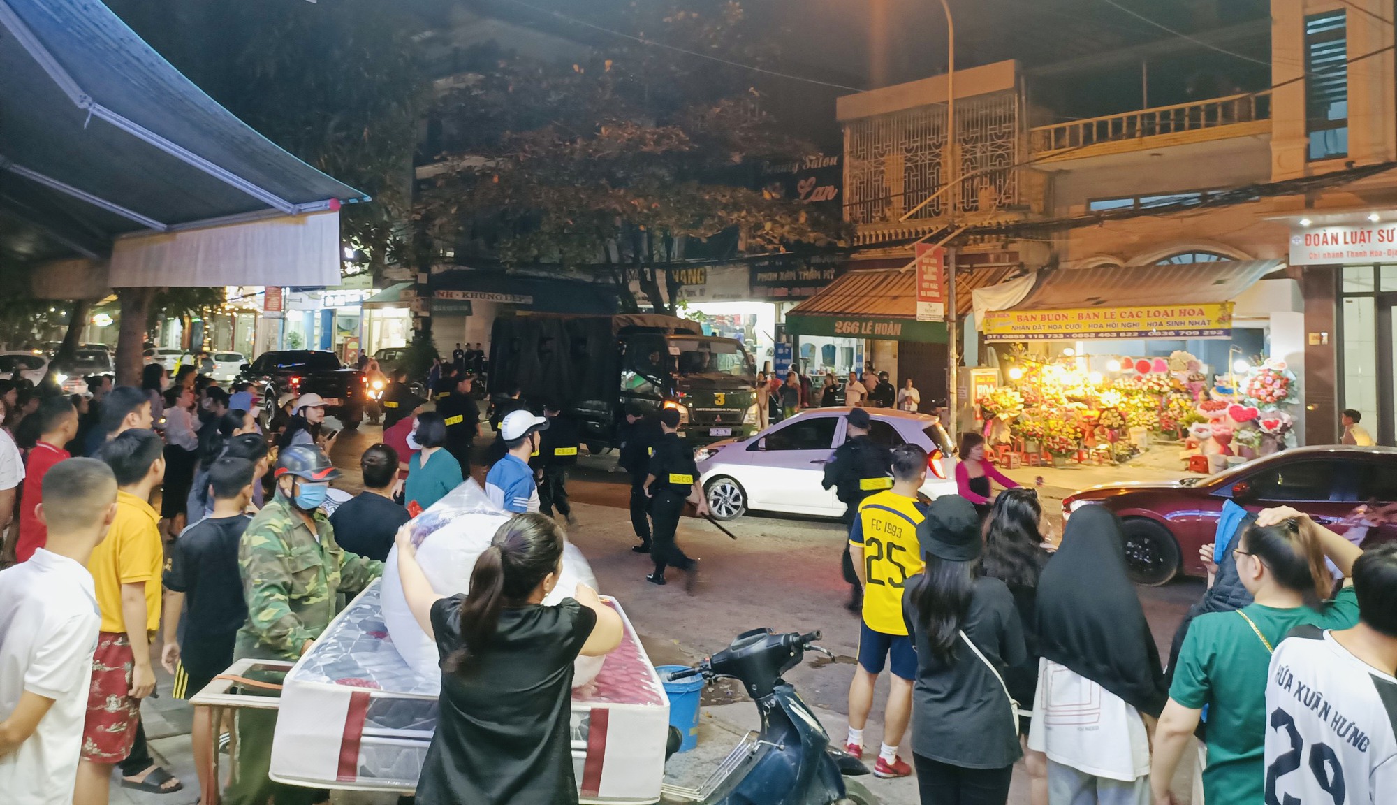 Cả trăm cảnh sát, công an khám nhà giang hồ cộm cán Thanh Hóa - Ảnh 6.