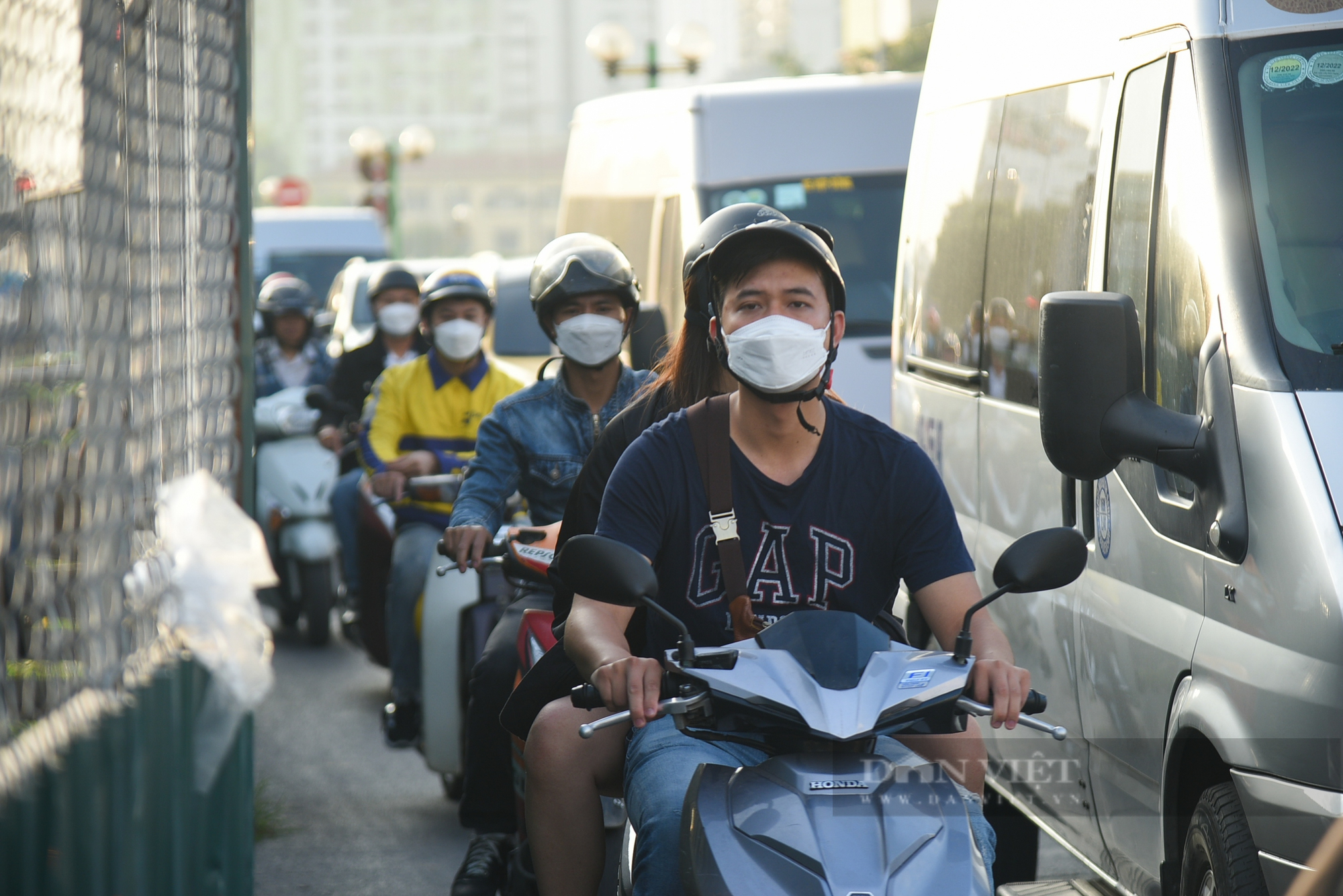Cận cảnh đoạn đường chưa tới 300m tại Hà Nội bị 9 lô cốt bỏ hoang &quot;chiếm đóng&quot; - Ảnh 4.