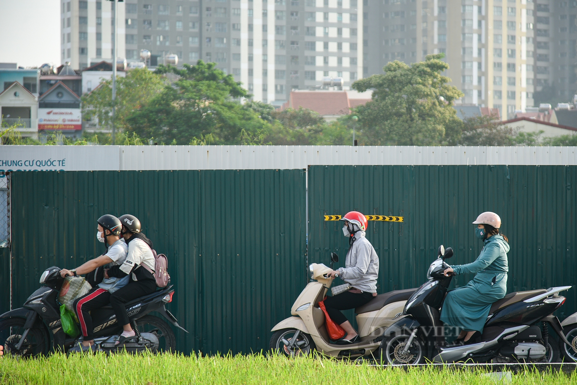 Cận cảnh đoạn đường chưa tới 300m tại Hà Nội bị 9 lô cốt bỏ hoang &quot;chiếm đóng&quot; - Ảnh 12.