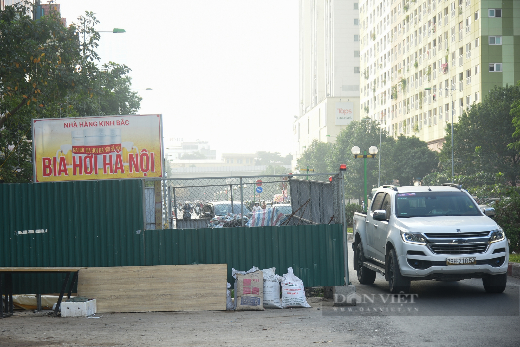 Cận cảnh đoạn đường chưa tới 300m tại Hà Nội bị 9 lô cốt bỏ hoang &quot;chiếm đóng&quot; - Ảnh 3.