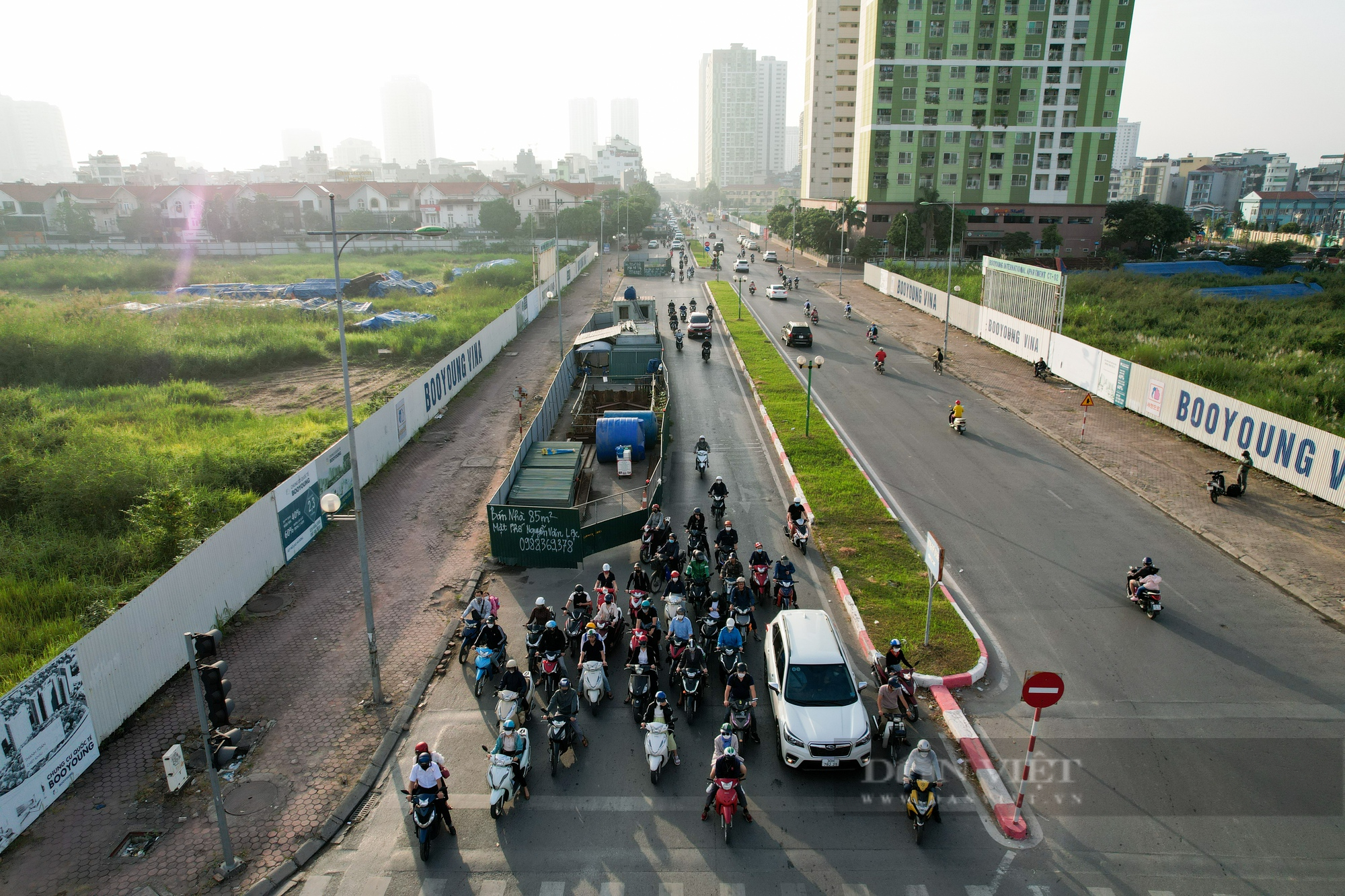 Cận cảnh đoạn đường chưa tới 300m tại Hà Nội bị 9 lô cốt bỏ hoang &quot;chiếm đóng&quot; - Ảnh 11.