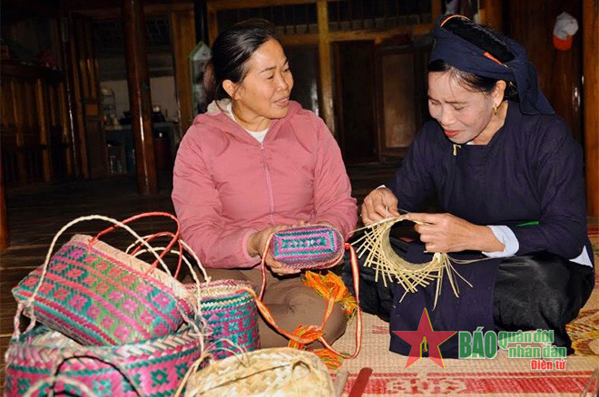 Người phụ nữ Mường Lai “soi sáng” phụ nữ dân tộc Tày - Ảnh 4.