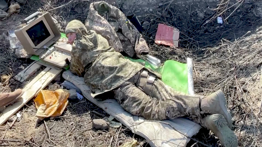 Nữ quân nhân Ukraine chiến đấu trên tiền tuyến vật lộn chống chọi khó khăn lớn này - Ảnh 1.