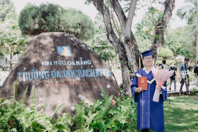 Thủ khoa tốt nghiệp Đại học Bách khoa Đà Nẵng có điểm tổng kết gần tuyệt đối - 3.98/4.0 - Ảnh 1.