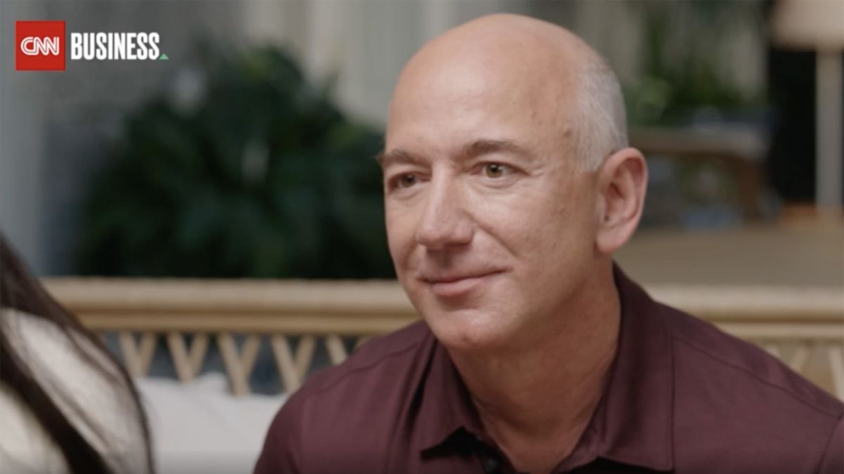 Người sáng lập Amazon, Jeff Bezos có kế hoạch cho đi phần lớn trong khối tài sản ròng trị giá 124 tỷ đô la trong suốt cuộc đời của mình, để chống lại biến đổi khí hậu và hỗ trợ những người có thể thống nhất nhân loại về mặt chia rẽ xã hội và chính trị sâu sắc. Ảnh: @AFP.