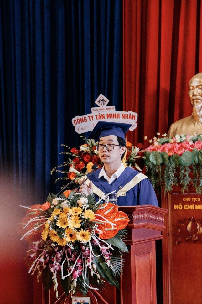 Thủ khoa tốt nghiệp Đại học Bách khoa Đà Nẵng có điểm tổng kết gần tuyệt đối - 3.98/4.0 - Ảnh 2.