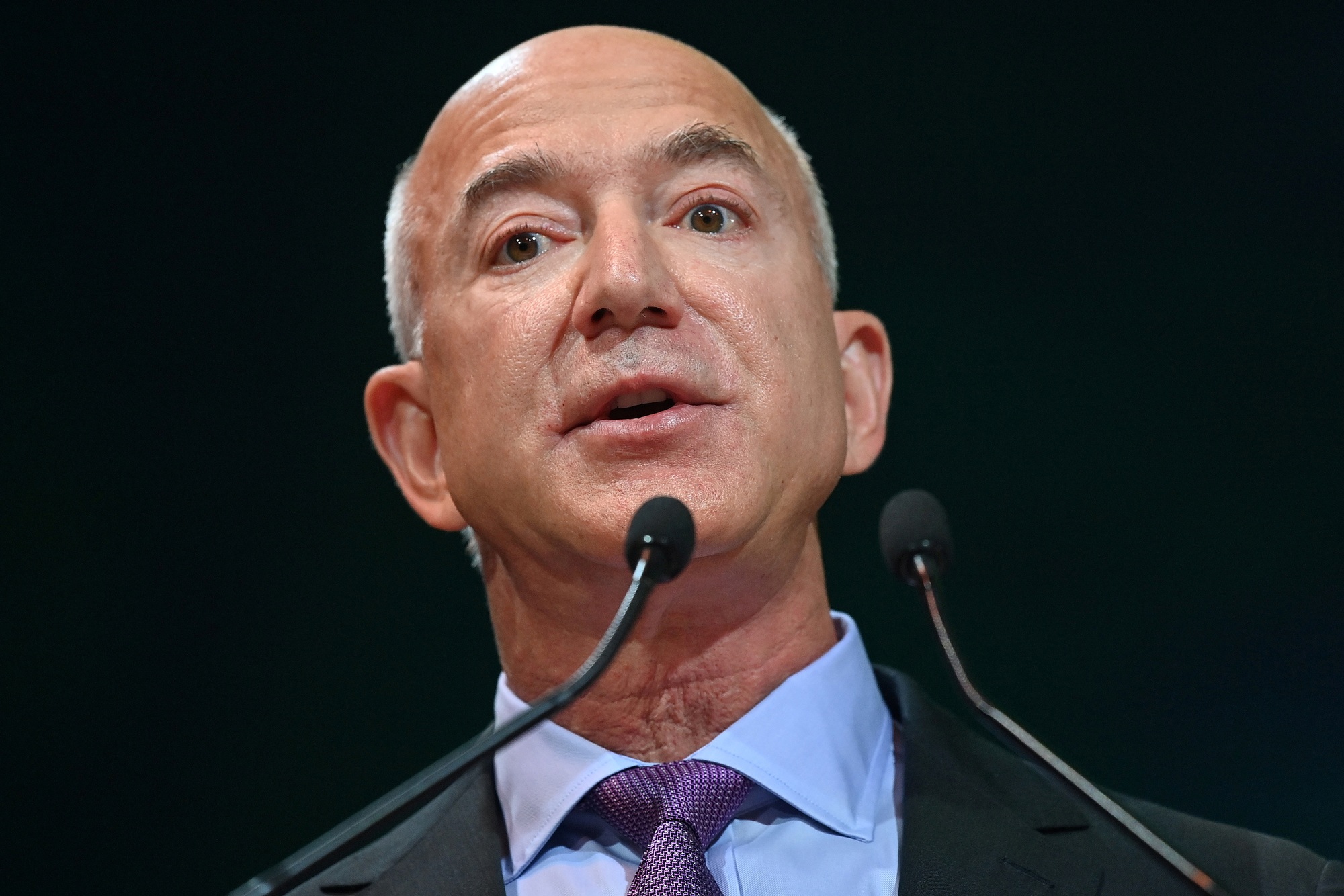 Jeff Bezos cho biết ông sẽ dành phần lớn số tiền của mình để làm từ thiện. Ảnh: @AFP.