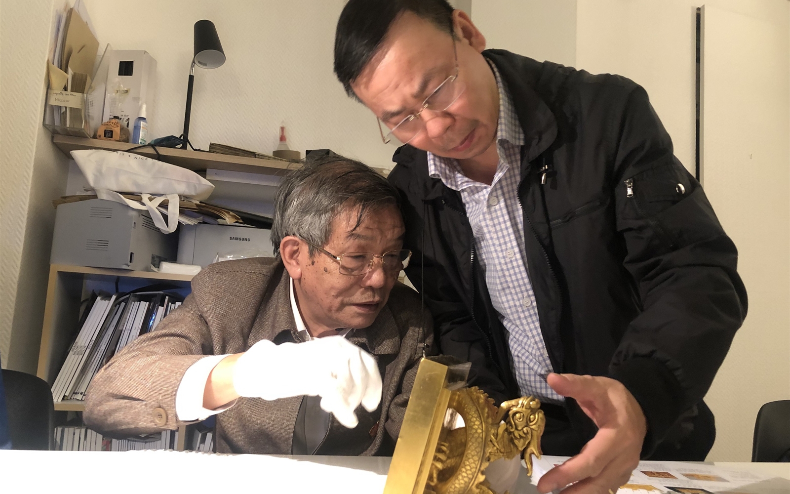 Khi được chạm tay vào ấn vàng “Hoàng Đế chi bảo”, chuyên gia Việt Nam đã phát hiện điều gì?