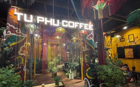 Tứ Phủ - quán cà phê theo phong cách hầu đồng độc nhất vô nhị tại Sài Gòn