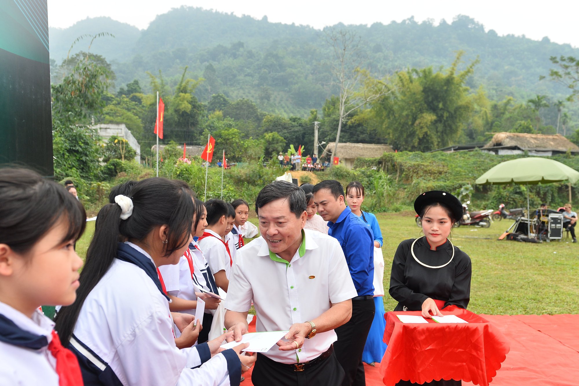 Nhựa Tiền Phong khánh thành &quot;cầu nối yêu thương&quot; số 100 trong niềm vui khôn tả của người dân tỉnh Tuyên Quang 
 - Ảnh 6.