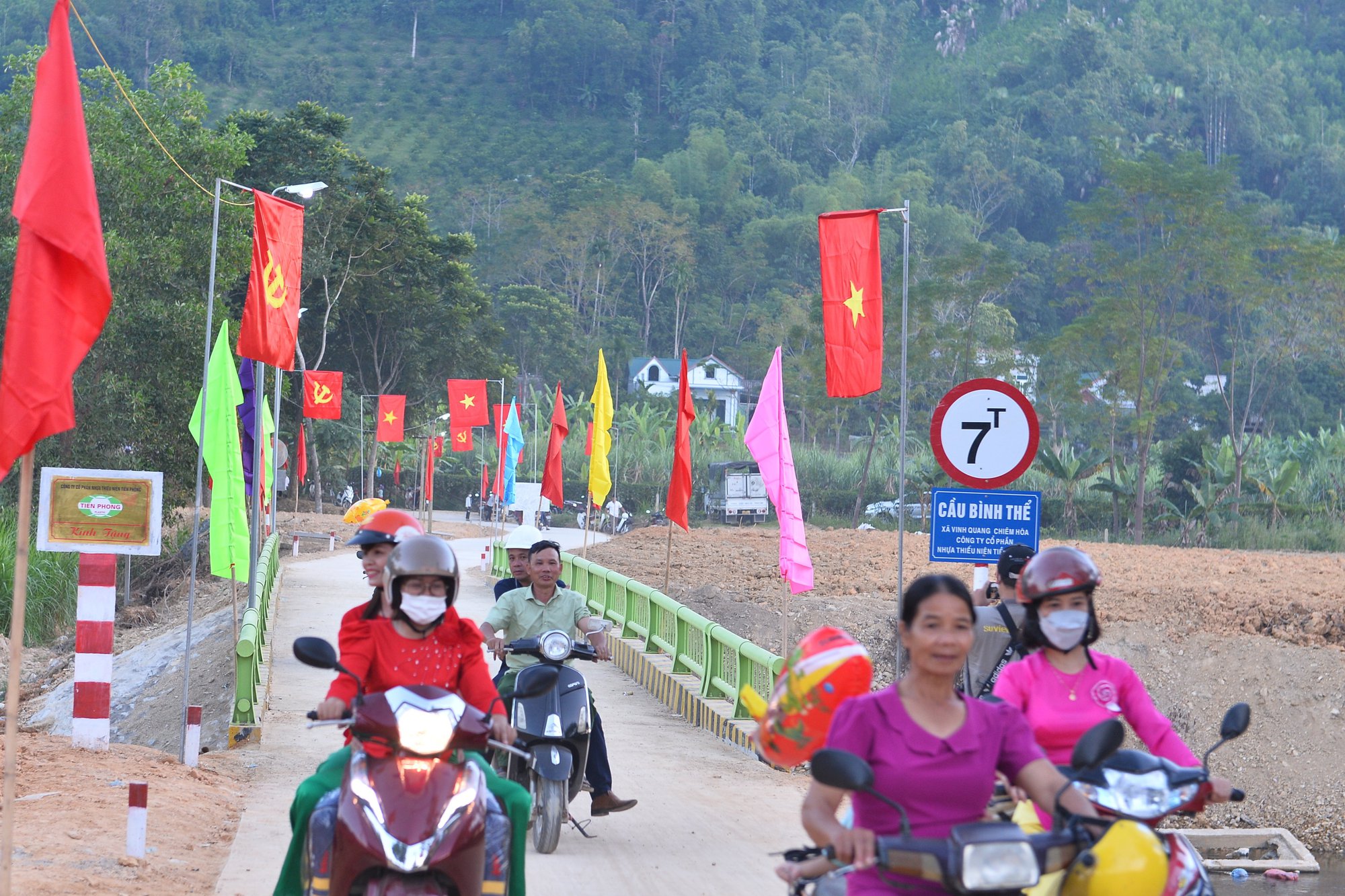 Nhựa Tiền Phong khánh thành &quot;cầu nối yêu thương&quot; số 100 trong niềm vui khôn tả của người dân tỉnh Tuyên Quang 
 - Ảnh 2.