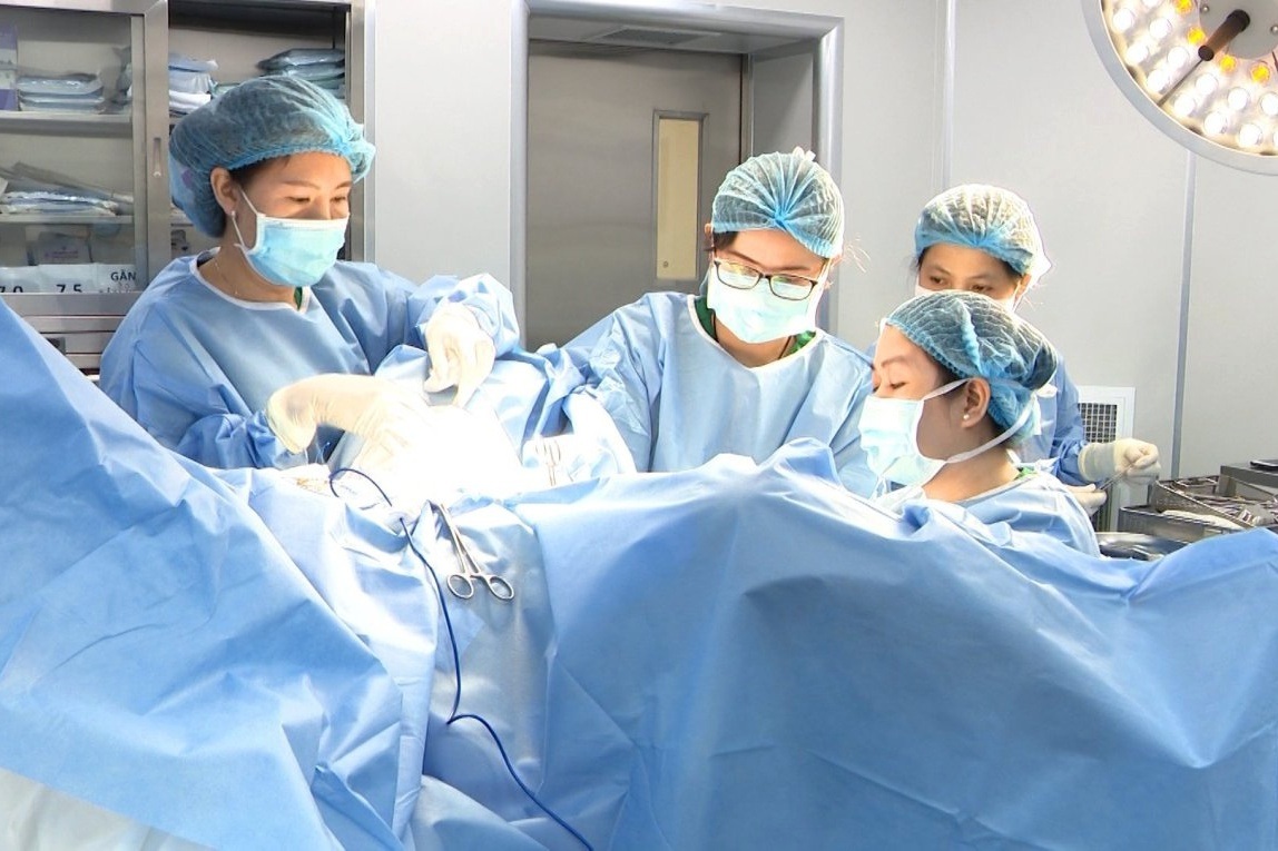Cô gái thủng tử cung sau phẫu thuật ở Singapore về TPHCM cấp cứu: Bác sĩ nói gì? - Ảnh 1.