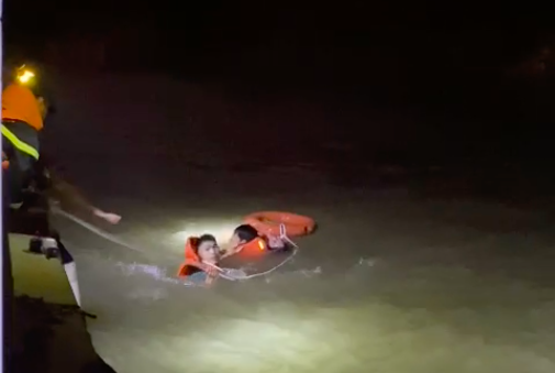 Clip: Nhảy cầu Chương Dương, nam thanh niên đang chìm dần thì được cảnh sát cứu sống - Ảnh 1.