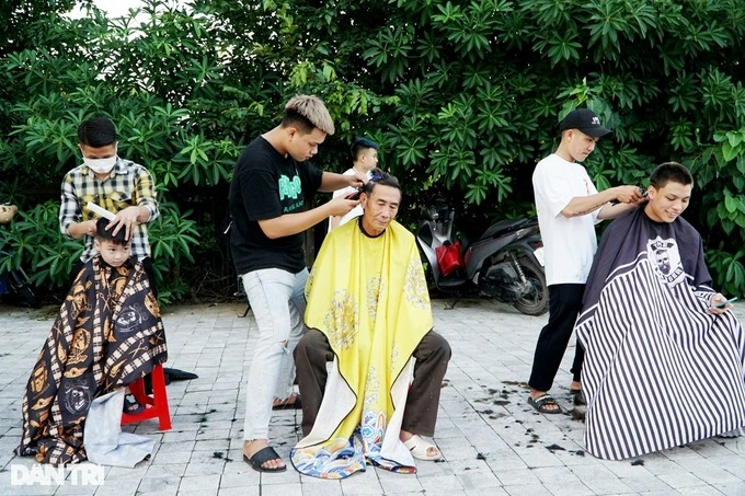 Salon tóc miễn phí dành cho người nghèo trên vỉa hè - Ảnh 6.