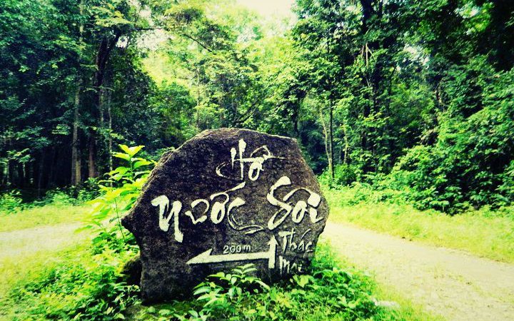 Đây là thác nước chứa vô số hòn đá hình thù kỳ dị ở Đồng Nai, có hòn đá viết chữ đọc &quot;hết cả hồn&quot;