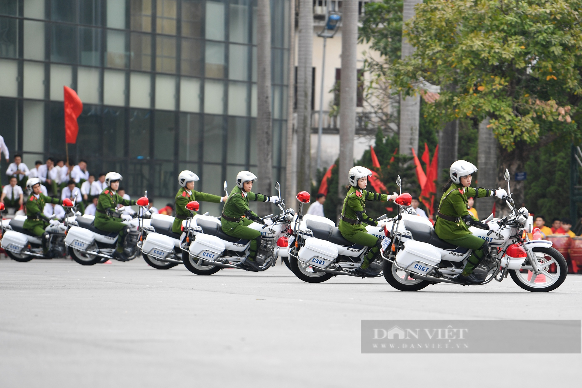 Màn biểu diễn võ thuật, lái xe mô khó rời mắt của hàng trăm sinh viên Học viện Cảnh sát - Ảnh 6.