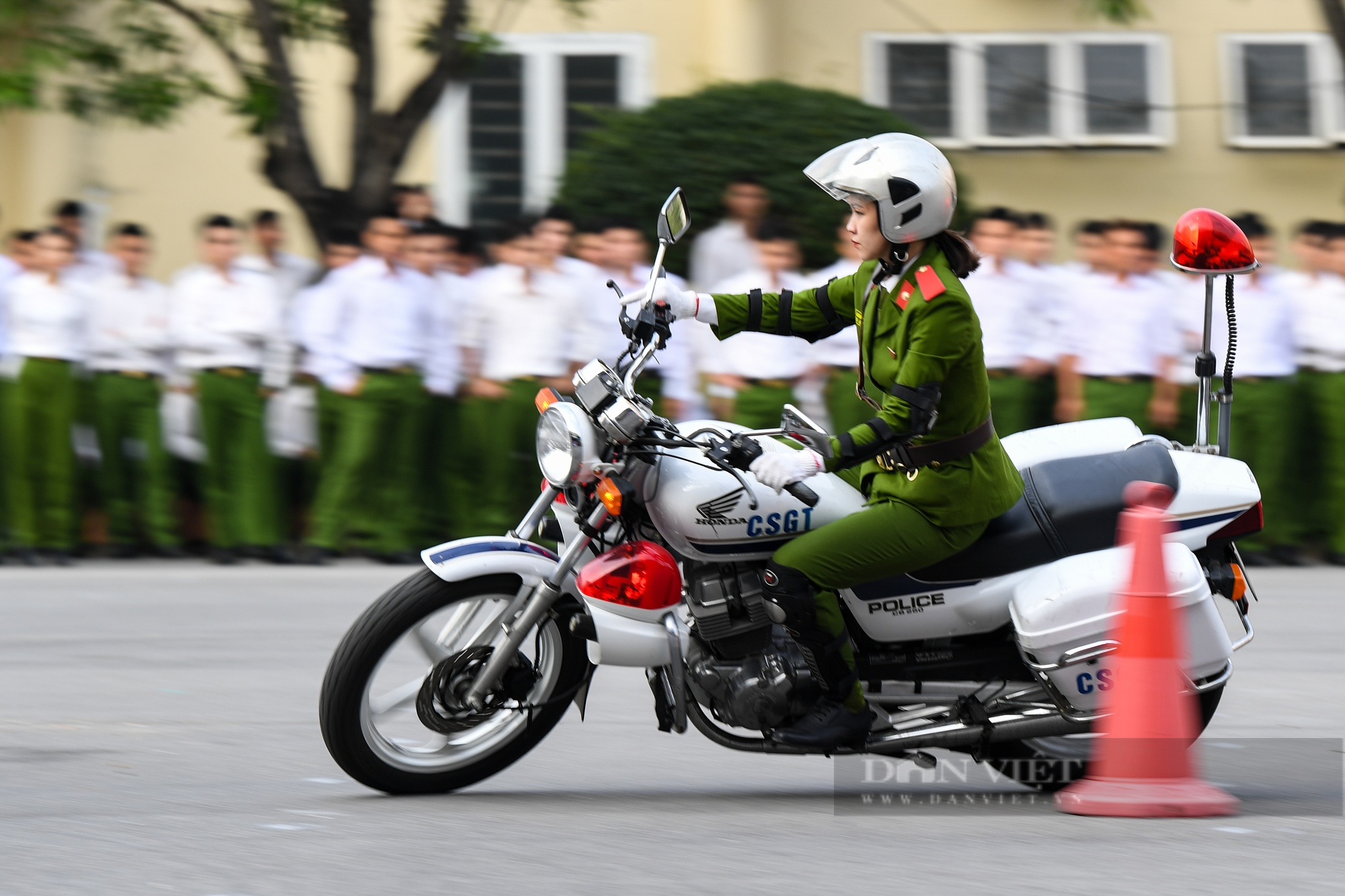 Màn biểu diễn võ thuật, lái xe mô khó rời mắt của hàng trăm sinh viên Học viện Cảnh sát - Ảnh 8.