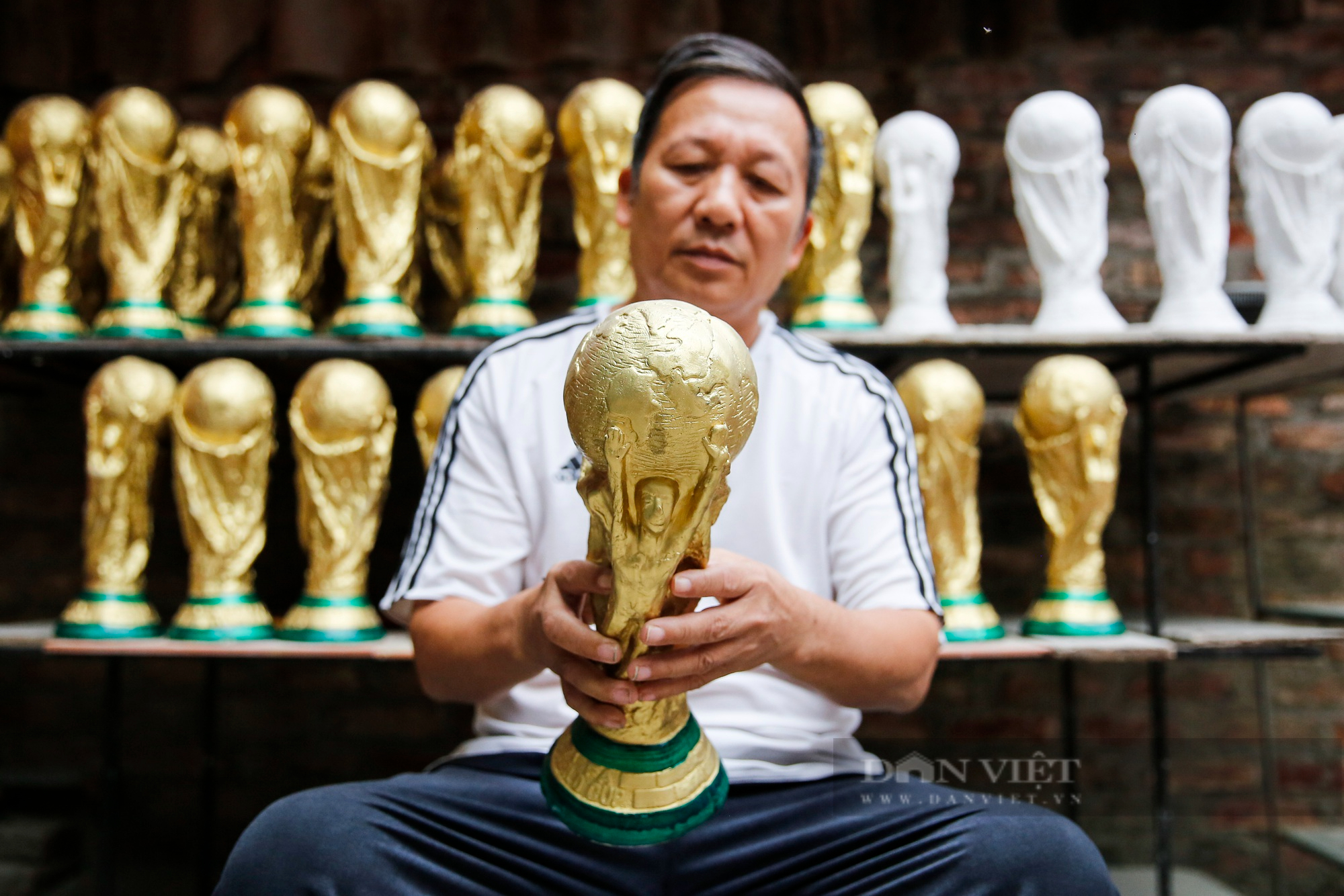 &quot;Cúp vàng thế giới&quot; World Cup 2022 làm bằng thạch cao xuất hiện tại Hà Nội - Ảnh 1.