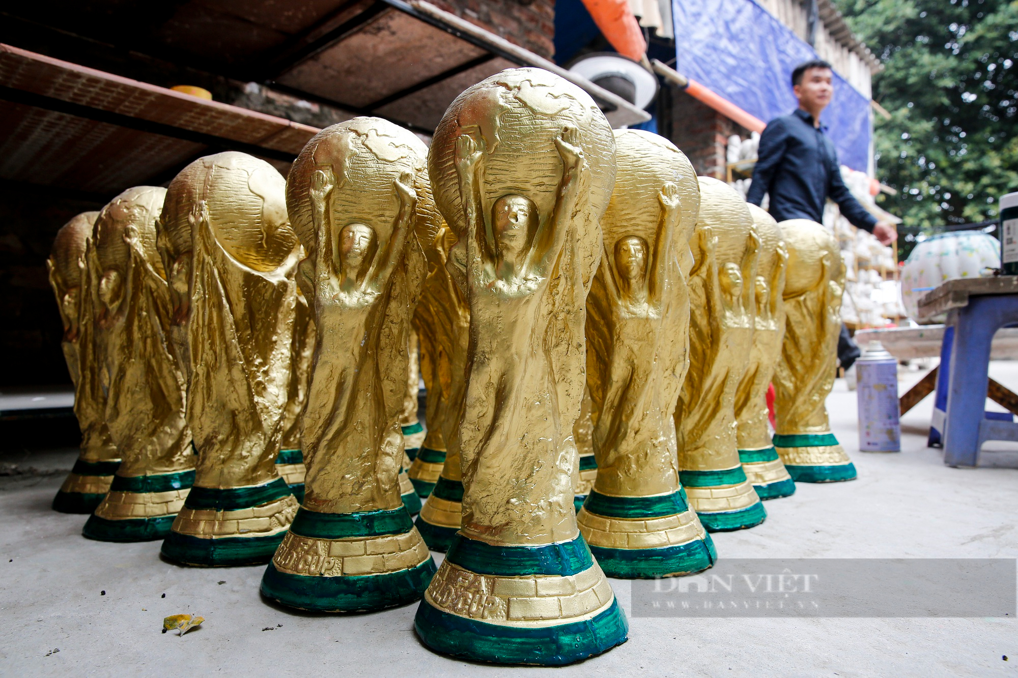 &quot;Cúp vàng thế giới&quot; World Cup 2022 làm bằng thạch cao xuất hiện tại Hà Nội - Ảnh 9.