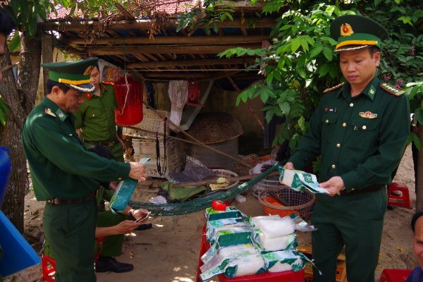 Quảng Nam: Người dân phát hiện bao tải đựng 20 gói nghi ma túy đá trôi vào bờ biển - Ảnh 1.