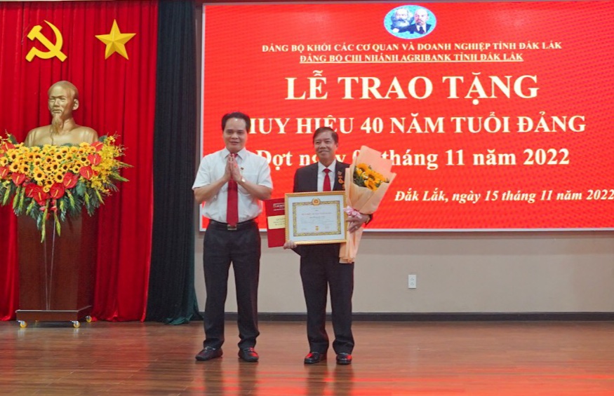 Đảng bộ Agribank tỉnh Đắk Lắk tổ chức Lễ trao tặng Huy hiệu 40 năm tuổi Đảng - Ảnh 2.