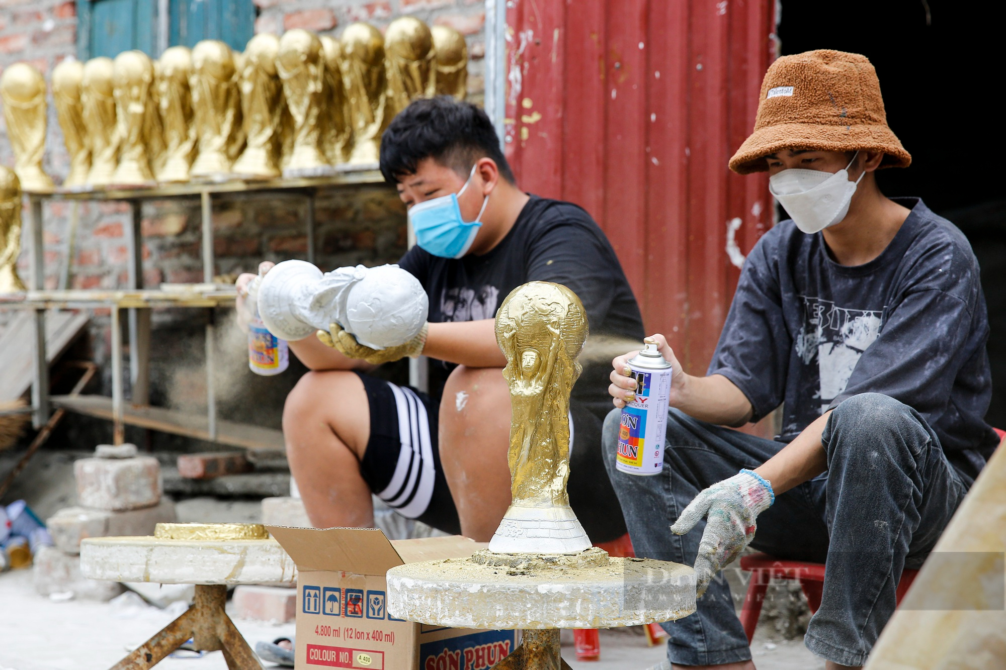 &quot;Cúp vàng thế giới&quot; World Cup 2022 làm bằng thạch cao xuất hiện tại Hà Nội - Ảnh 5.