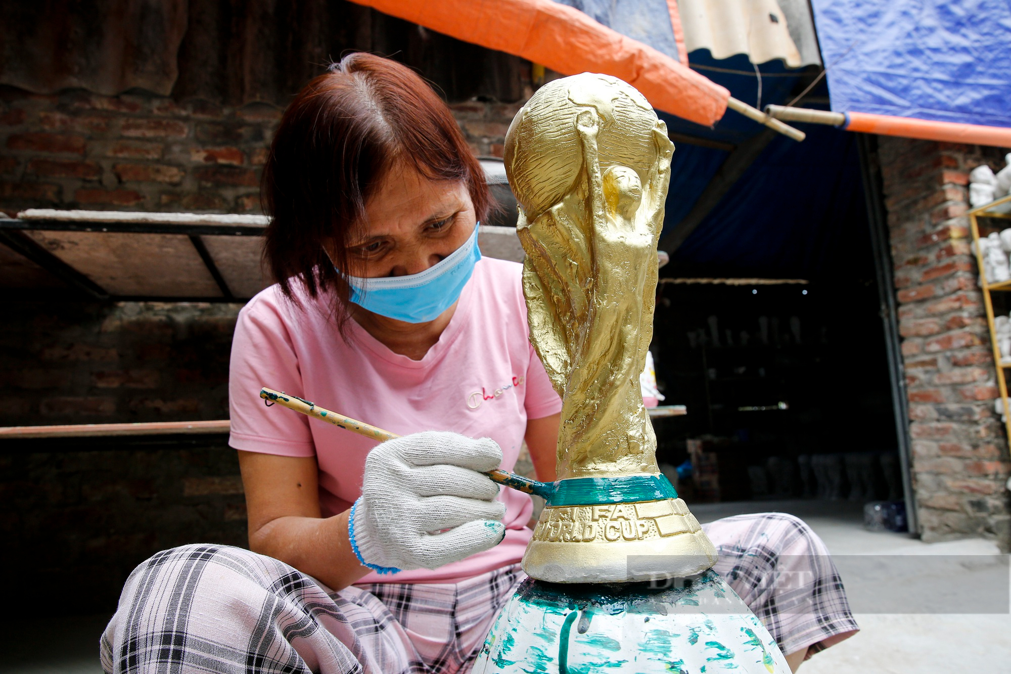 &quot;Cúp vàng thế giới&quot; World Cup 2022 làm bằng thạch cao xuất hiện tại Hà Nội - Ảnh 8.