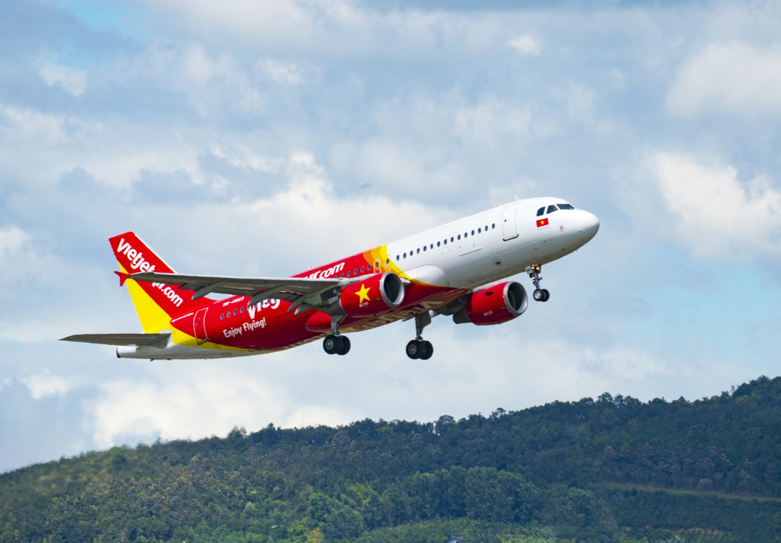 Tưng bừng chào đón khách hàng thứ 150 triệu, Vietjet tặng voucher trị giá tới 500.000 đồng cho khách hàng - Ảnh 2.