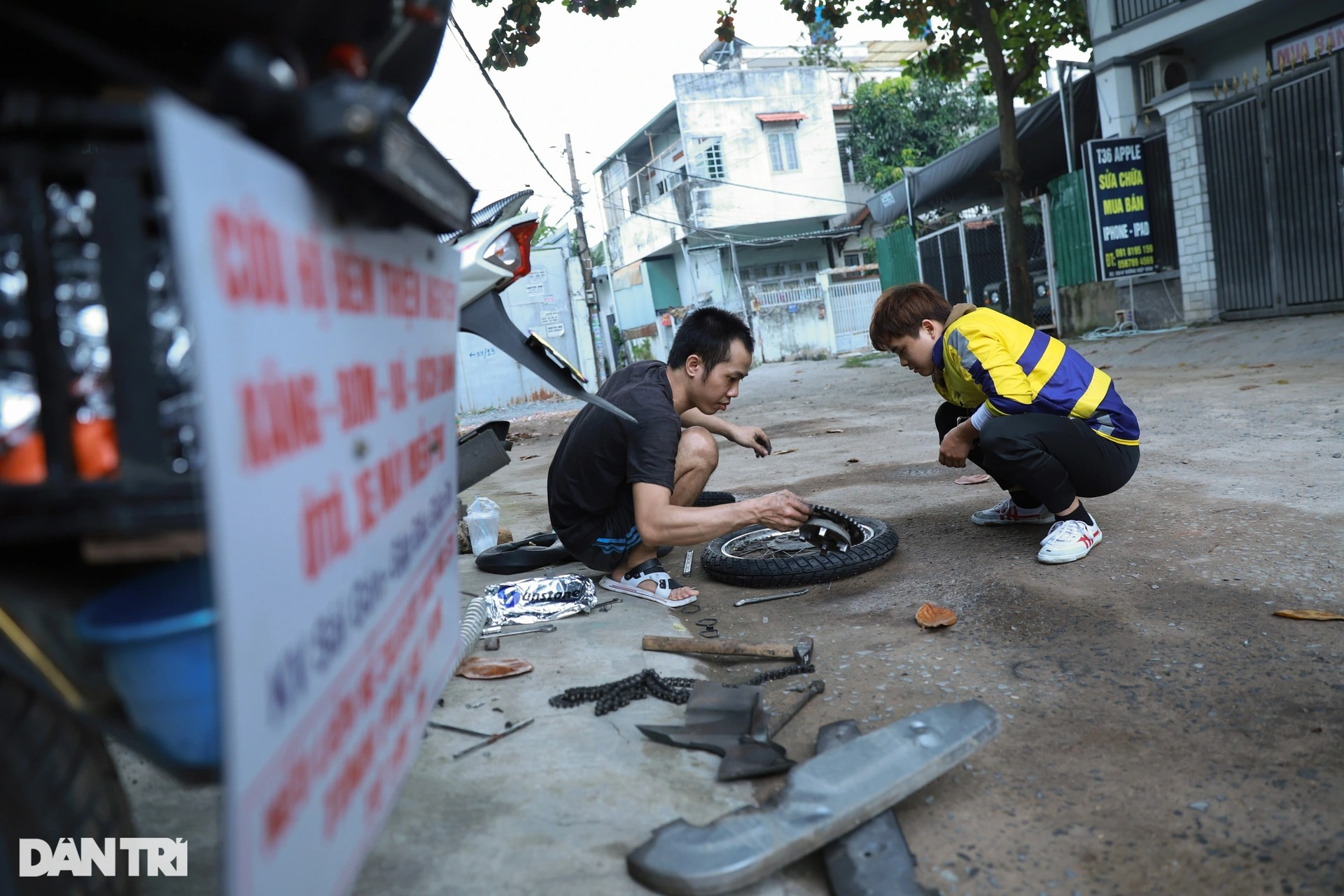 Anh xe ôm đều đặn giúp người gặp nạn giữa đêm ở TPHCM - Ảnh 12.