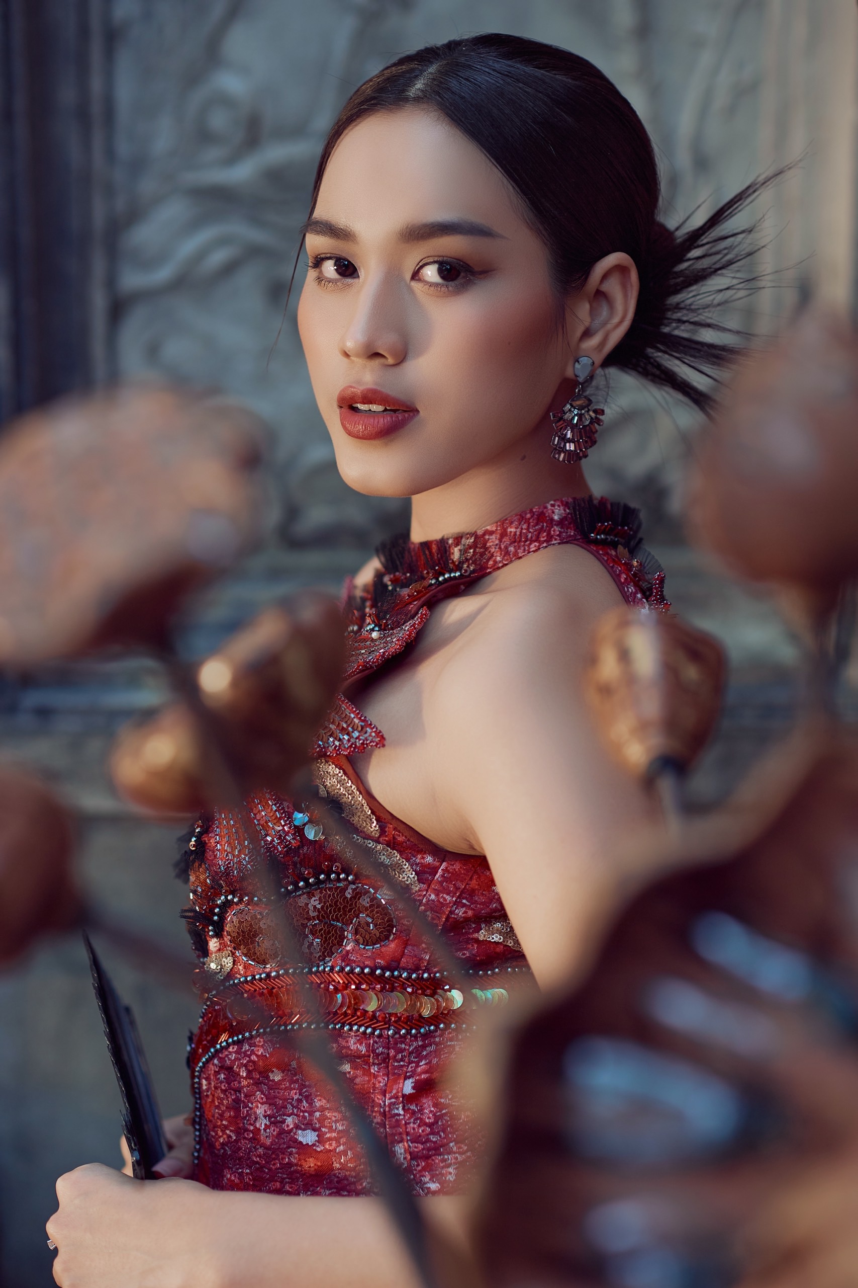 Hoa hậu Đỗ Thị Hà mặc áo dài xinh đẹp, lôi cuốn trước thềm kết thúc nhiệm kỳ - Ảnh 1.