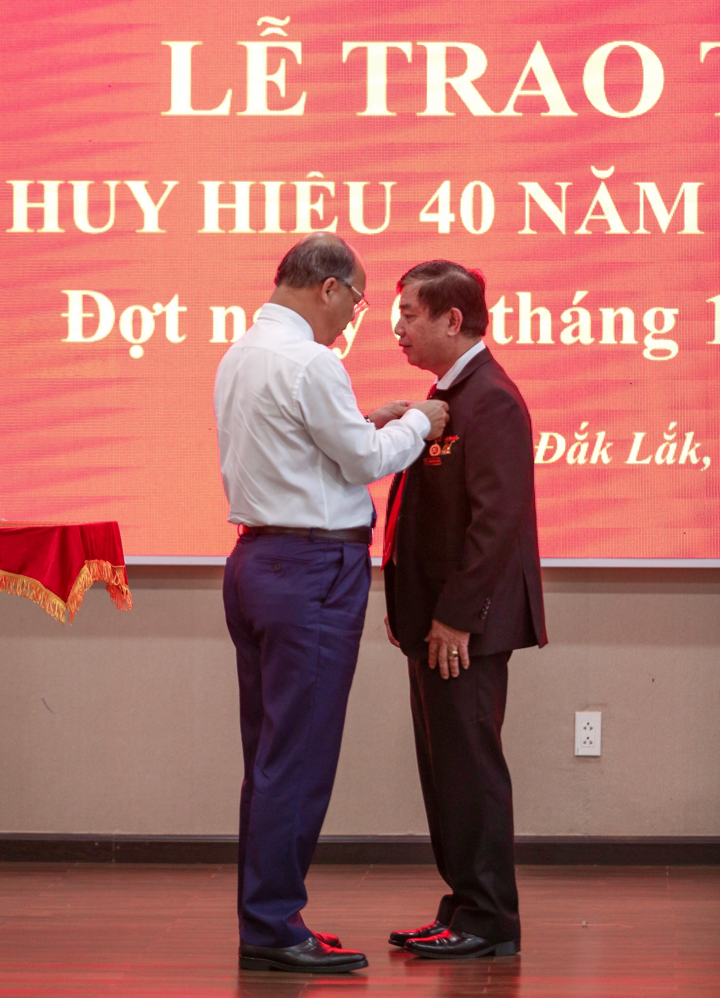 Đảng bộ Agribank tỉnh Đắk Lắk tổ chức Lễ trao tặng Huy hiệu 40 năm tuổi Đảng - Ảnh 1.