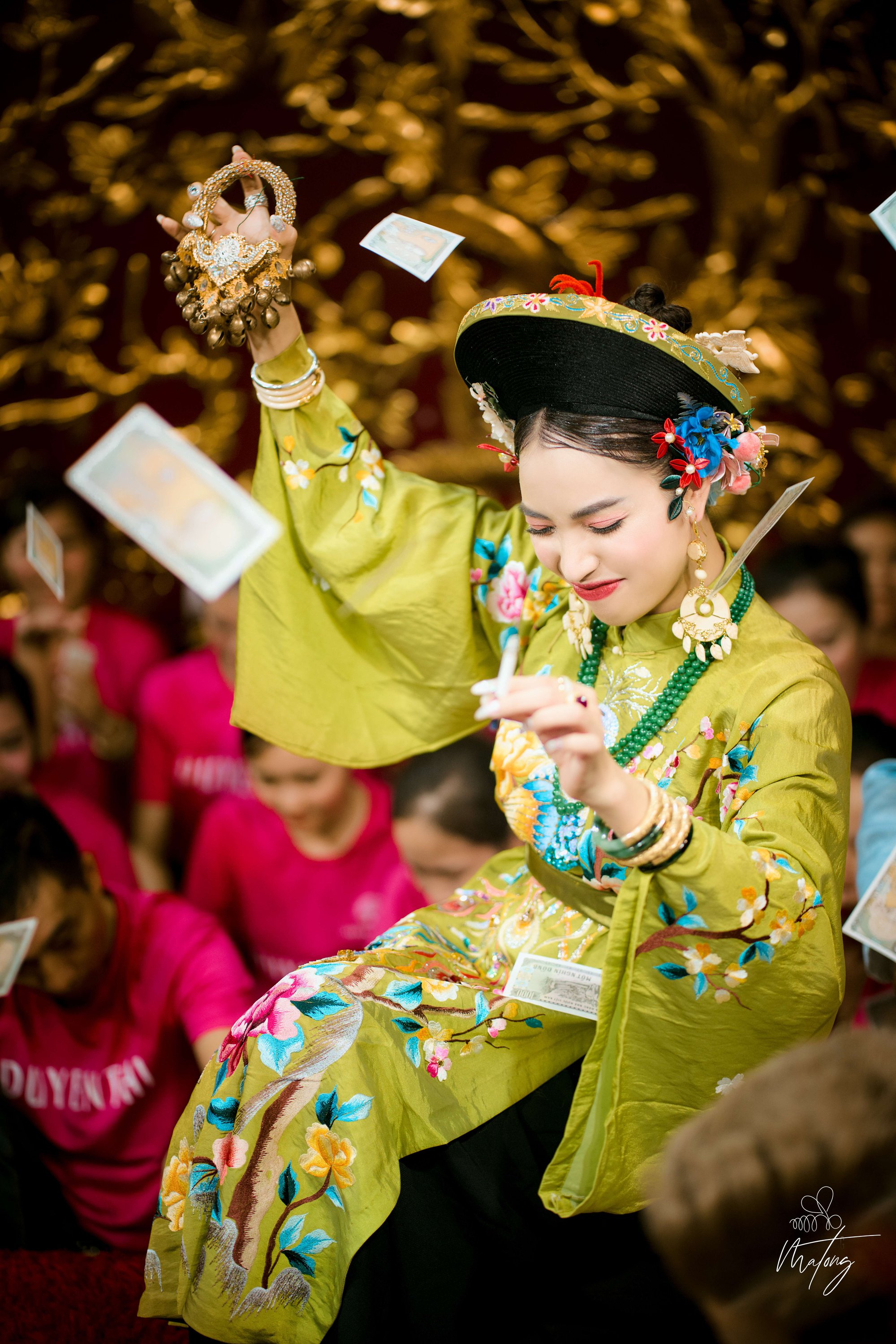 Vẻ đẹp hút hồn của hot girl hầu đồng xinh đẹp ở Hà Nội  Báo Dân trí