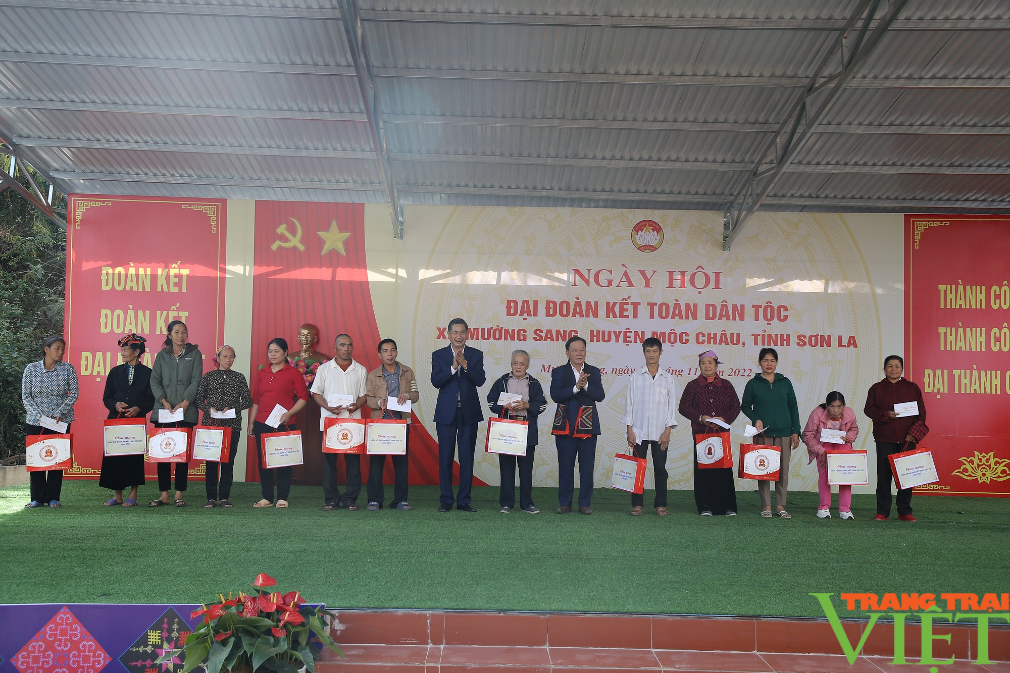 Chủ tịch Ủy ban Trung ương MTTQ Việt Nam dự Ngày hội Đại đoàn kết toàn dân tộc tại huyện Mộc Châu - Ảnh 6.