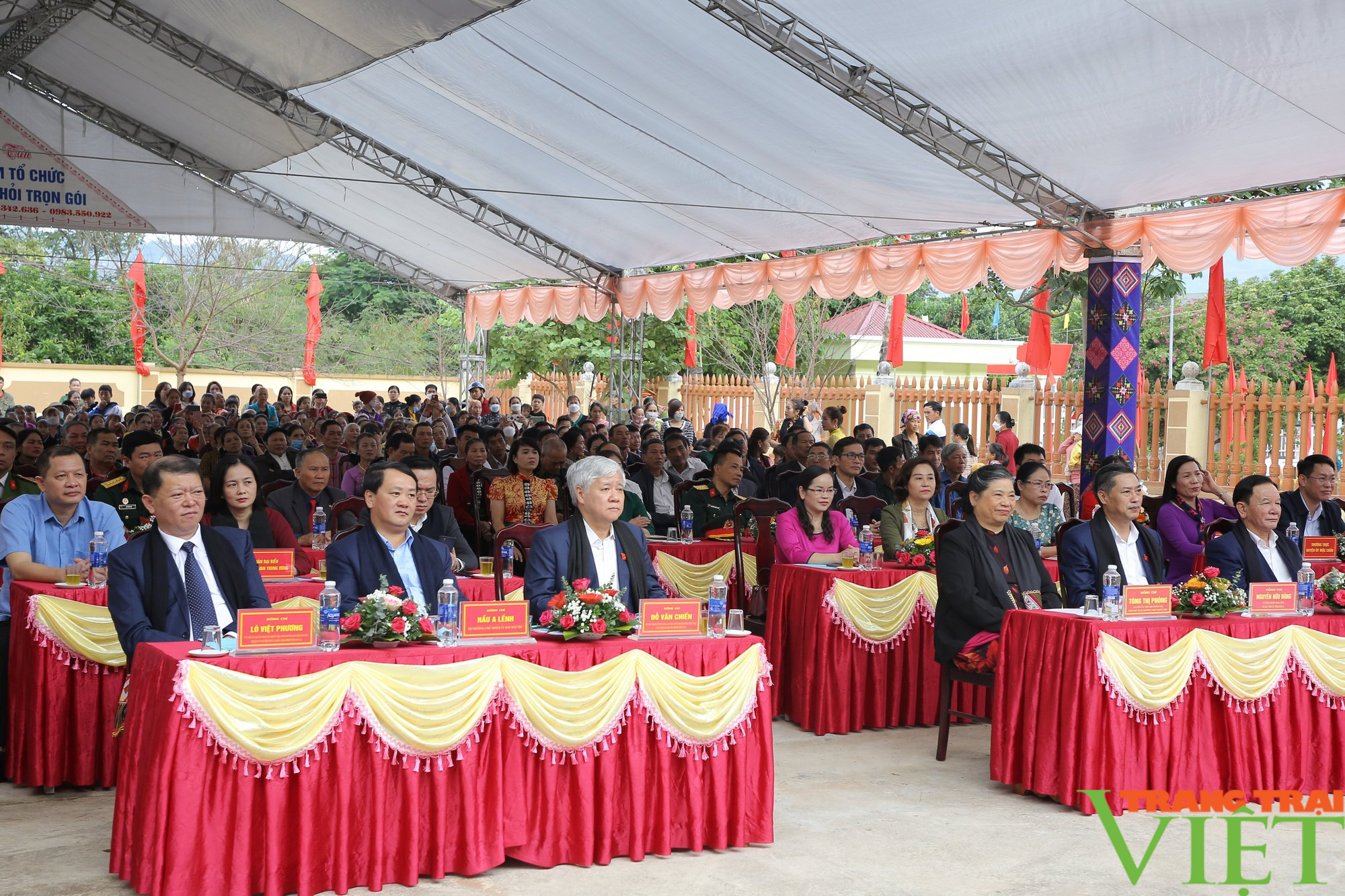 Chủ tịch Ủy ban Trung ương MTTQ Việt Nam dự Ngày hội Đại đoàn kết toàn dân tộc tại huyện Mộc Châu - Ảnh 1.