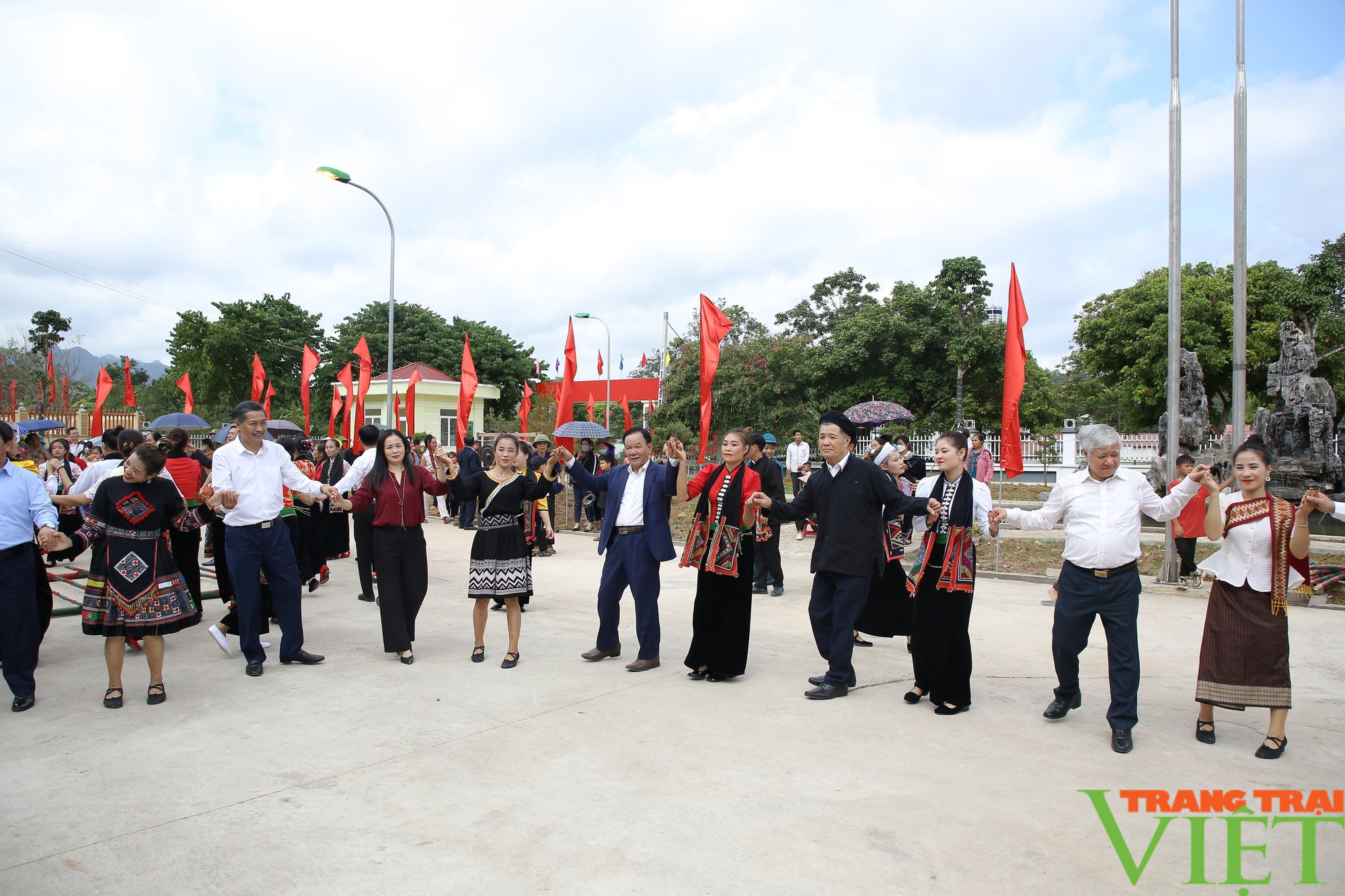 Chủ tịch Ủy ban Trung ương MTTQ Việt Nam dự Ngày hội Đại đoàn kết toàn dân tộc tại huyện Mộc Châu - Ảnh 7.