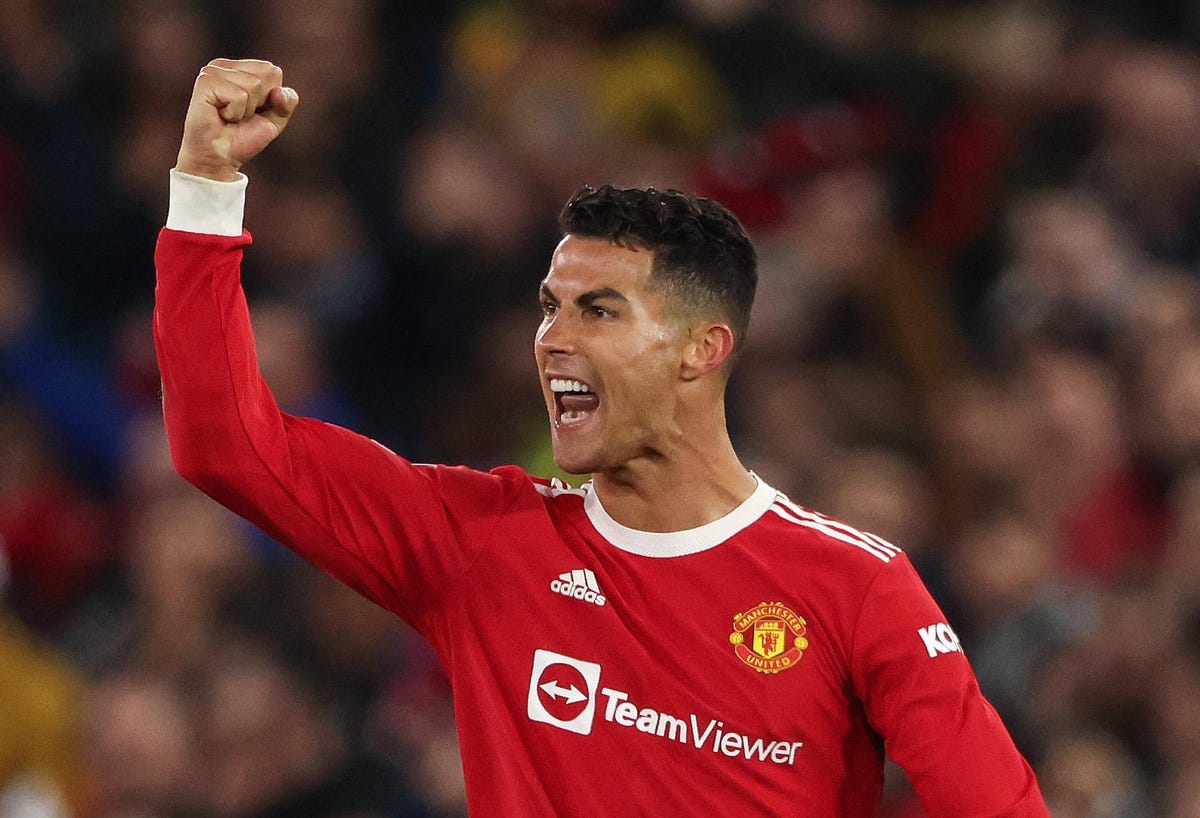 Ronaldo nhận thẻ vàng, Man United mừng như… bắt được vàng