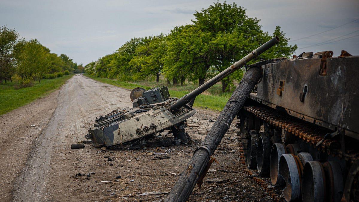 Kíp xe chiến đấu bộ binh BMP-3 Nga sống sót thần kỳ dù trúng hỏa lực Ukraine - Ảnh 10.