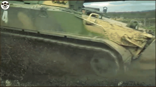 Kíp xe chiến đấu bộ binh BMP-3 Nga sống sót thần kỳ dù trúng hỏa lực Ukraine - Ảnh 16.