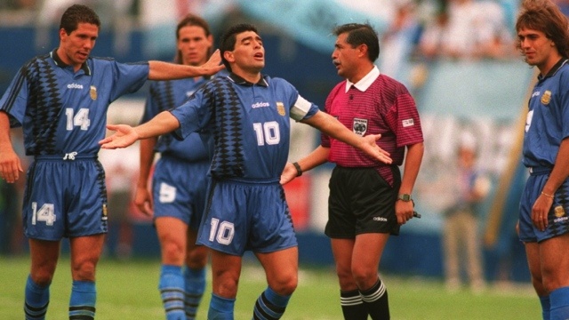 Maradona ở World Cup 1994: Ma túy và bị đồng đội &quot;đâm lén&quot; - Ảnh 2.