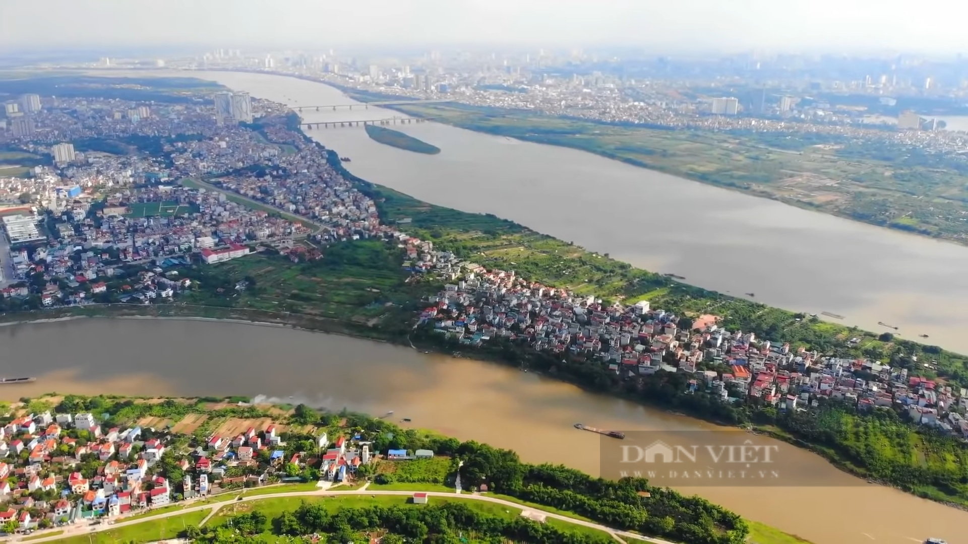 UBND thành phố Hà Nội đã phê duyệt quy hoạch đô thị sông Hồng xác định một số khu vực phải di dời để đảm bảo khả năng thoát lũ của tuyến sông (Ảnh: TN)
