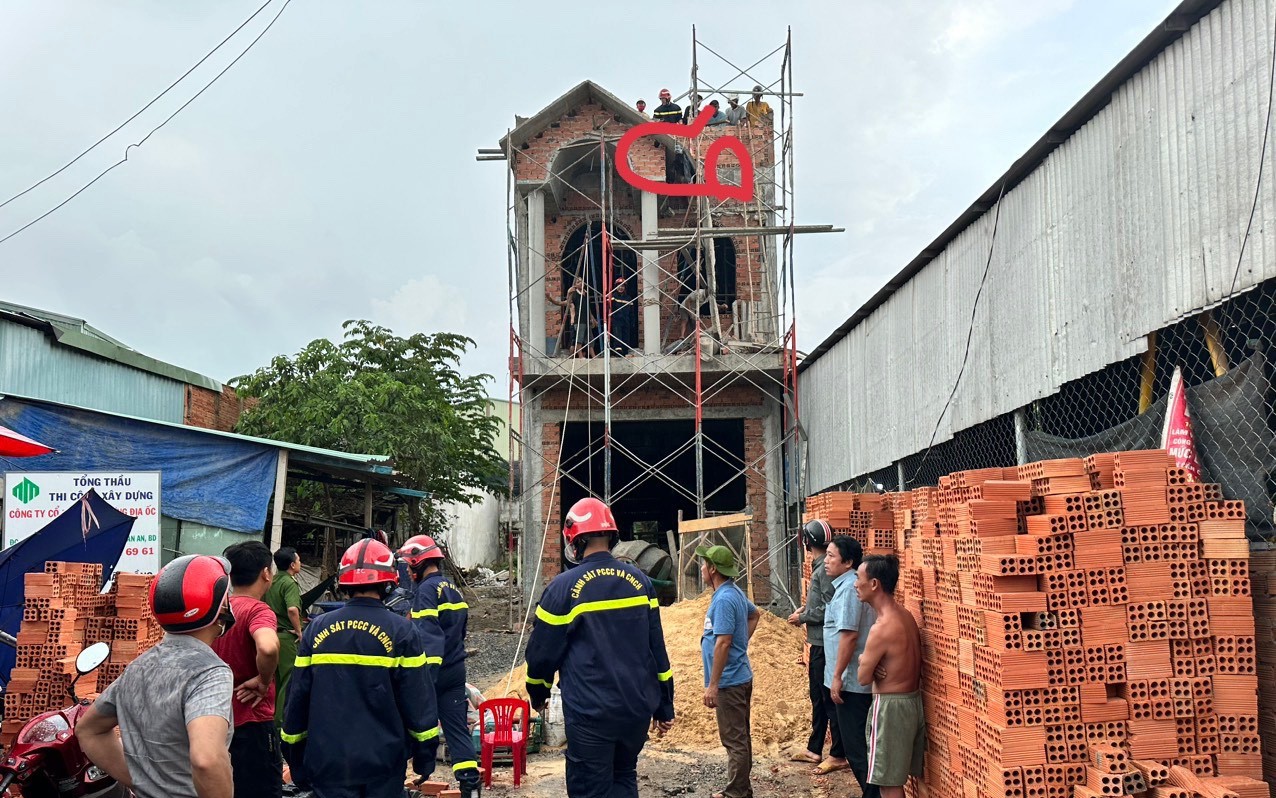 Sập giàn giáo công trình xây dựng, cảnh sát phải dùng máy cắt bê tông ra từng mảng để đưa nạn nhân ra ngoài