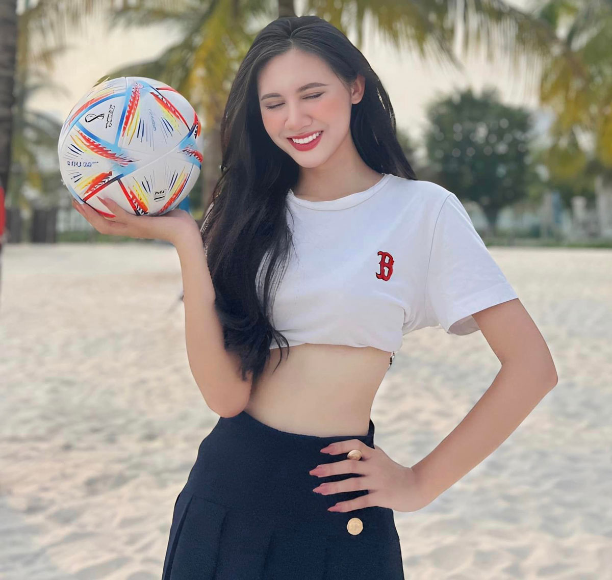 Hot girl thông thạo 2 ngoại ngữ cổ vũ ĐT Ghana tại World Cup 2022 - Ảnh 2.