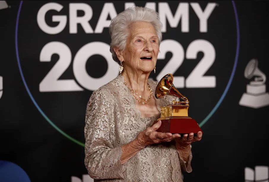 Bà lão 95 tuổi giành giải Grammy &quot;Nghệ sĩ mới xuất sắc nhất&quot; - Ảnh 1.