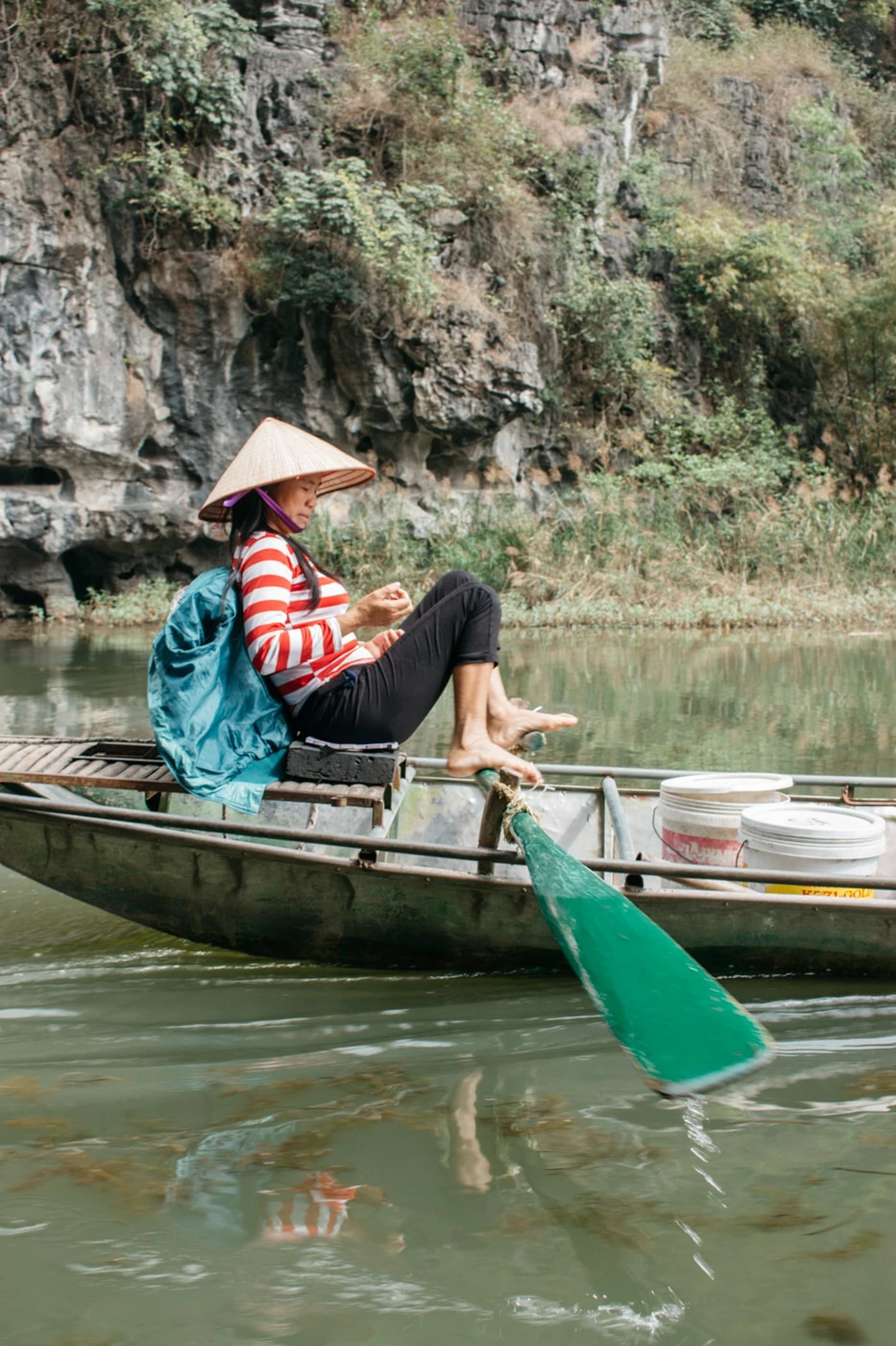 Du khách nước ngoài ngỡ ngàng trước cảnh này khi ngồi thuyền trải nghiệm ở Ninh Bình - Ảnh 4.