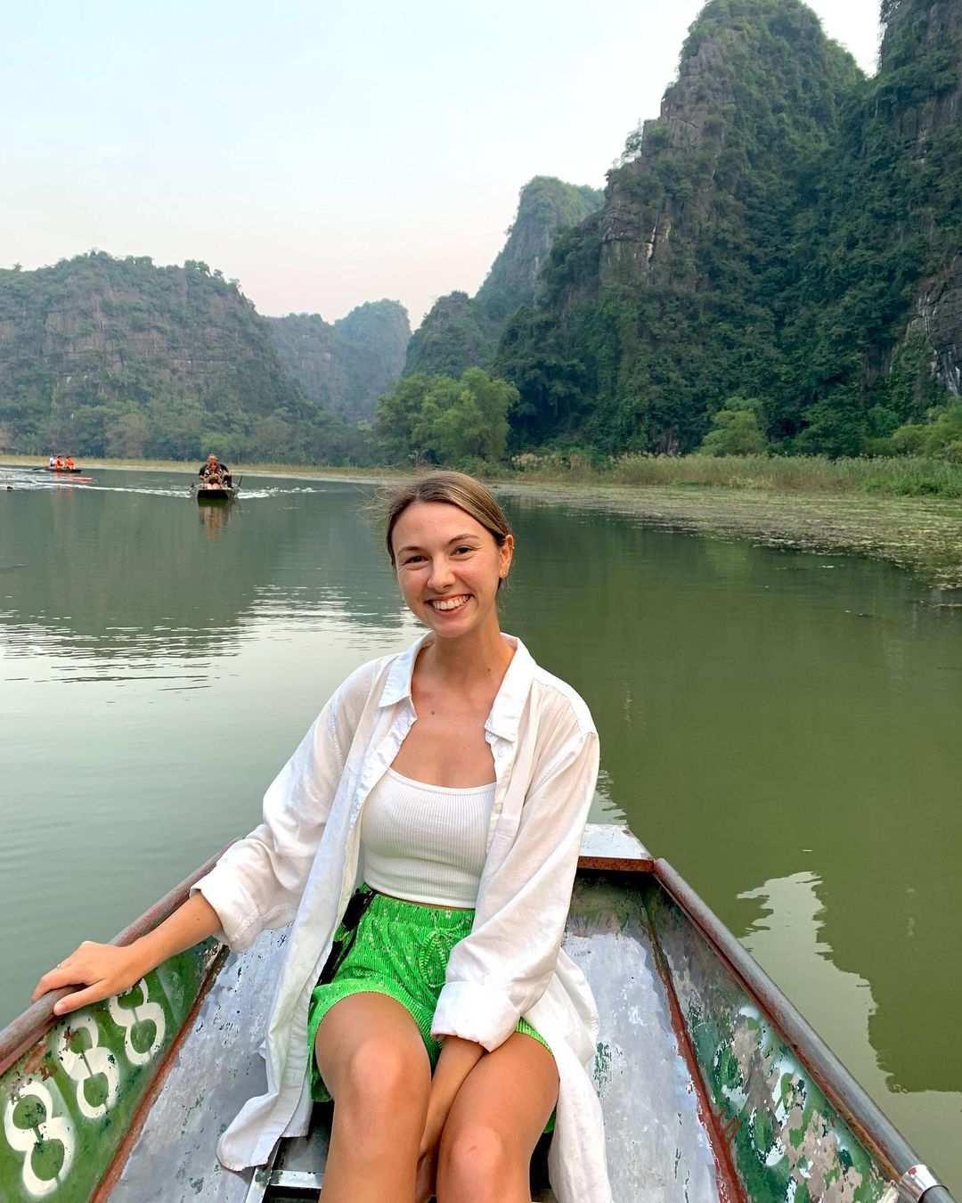 Du khách nước ngoài ngỡ ngàng trước cảnh này khi ngồi thuyền trải nghiệm ở Ninh Bình - Ảnh 1.