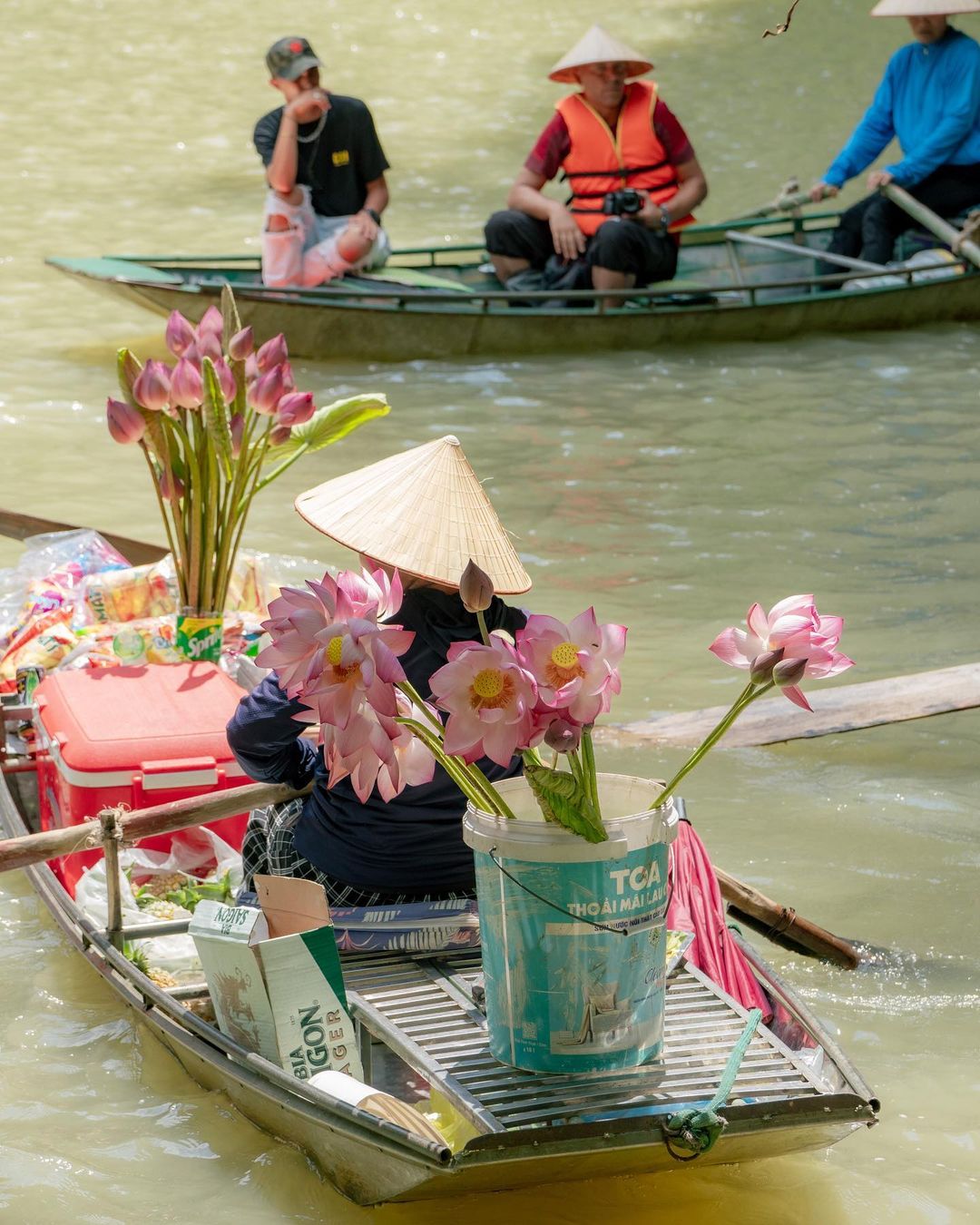 Du khách nước ngoài ngỡ ngàng trước cảnh này khi ngồi thuyền trải nghiệm ở Ninh Bình - Ảnh 6.
